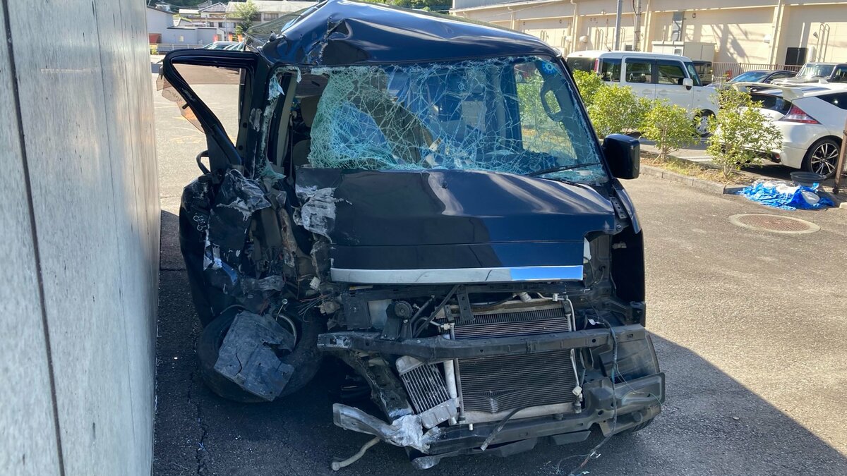 運転の79歳男性が死亡　軽乗用車が民家の塀とガードパイプに衝突、カーブで対向車線はみ出す　大分
