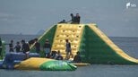 「怖かったけど楽しかった」海上アスレチック「スプラッシュウォーターパーク」2年ぶりに設置 海水浴客に人気＝静岡・南伊豆町弓ヶ浜|TBS NEWS DIG