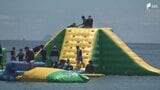 「怖かったけど楽しかった」海上アスレチック「スプラッシュウォーターパーク」2年ぶりに設置 海水浴客に人気＝静岡・南伊豆町弓ヶ浜　|　静岡のニュース | SBSNEWS | 静岡放送