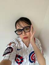 【 西野カナ 】 野球のユニフォーム姿のオフショット ファン反響 「メガネ最高です!!」「一生世界一かわいいです❤」|TBS NEWS DIG