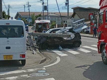 信号機の柱に軽乗用車が衝突 意識不明だった78歳の男性が死亡 柱は途中
