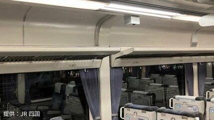 JR四国】予讃線 特急列車「宇和海19号」→走行中の車内で座席上の室内