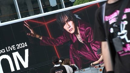 B'z 稲葉浩志さん】高校時代のテニスラケットなどグッズ約5千点を展示