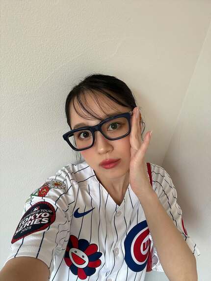 西野カナ 】 野球のユニフォーム姿のオフショット ファン反響 「メガネ