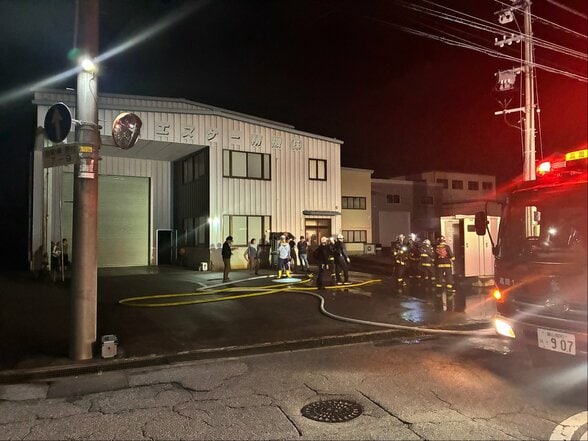 「炎が出ている」　住宅街の事業所で火事　約30分で鎮火　けが人の情報なし　富山・高岡市　|　富山のニュース｜天気・防災｜チューリップテレビ