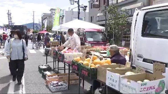その名も「軽トラ市」！！歩行者天国の通りに…農産物や山菜を荷台に積んだ軽トラックなど約60台が集合！長野市のJR篠ノ井駅前…7月除き毎月第4日曜日に11月まで開催　|　SBC NEWS | 長野のニュース | SBC信越放送