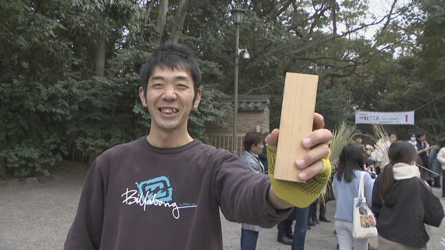 的を目指して猛ダッシュ！ご利益“大千木”を手に入れるのは誰？熱田神宮で歩射神事～熾烈な争い 最後はじゃんけん勝負に|TBS NEWS DIG