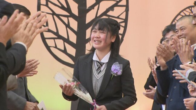 「思い出を胸に、前向きに頑張ります」唯一の卒業生が涙ながらに学び舎を巣立つ 全校児童6人の小学校 山梨・早川町|TBS NEWS DIG