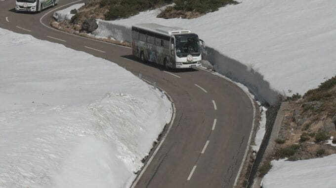 日本一高い場所を走る道路 ｢乗鞍スカイライン｣開通 最大4ｍ超の雪壁･壮大な景色… 観光客ら魅了 岐阜と長野にまたがる北アルプス乗鞍岳|TBS NEWS DIG