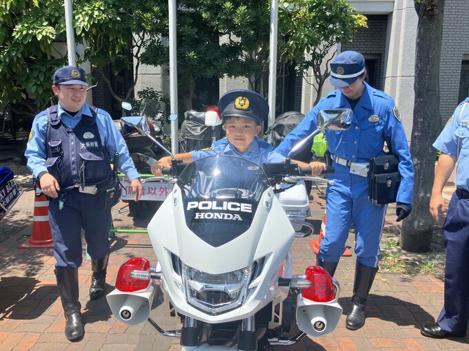 ちびっこ警察官が誕生！大阪府警阿倍野署がお仕事体験イベントを開催　子どもたちが指紋採取や「機動捜査隊」の業務を体験|TBS NEWS DIG