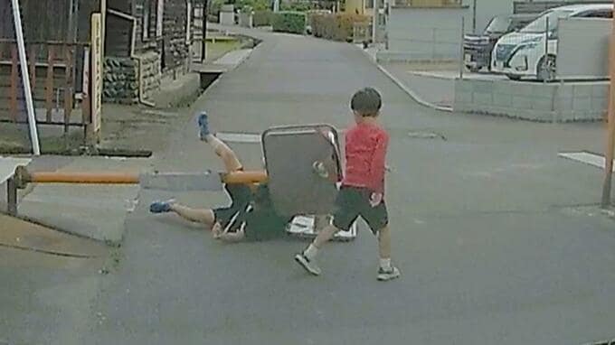 「危ない、危ない!」カーブミラー倒れ頭に直撃 小学生を救急搬送 ドラレコにその瞬間が　|　愛媛のニュース - Nスタえひめ｜あいテレビは6チャンネル