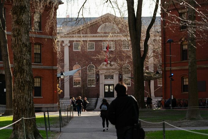 トランプ政権、ハーバード大学への新たな研究助成金停止－対立激化
