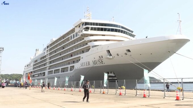 漢字で名前を書くサービスが人気　客船「シルバー・ミューズ」約1年ぶりに岩手・宮古港に　大漁旗や郷土芸能で歓迎|TBS NEWS DIG
