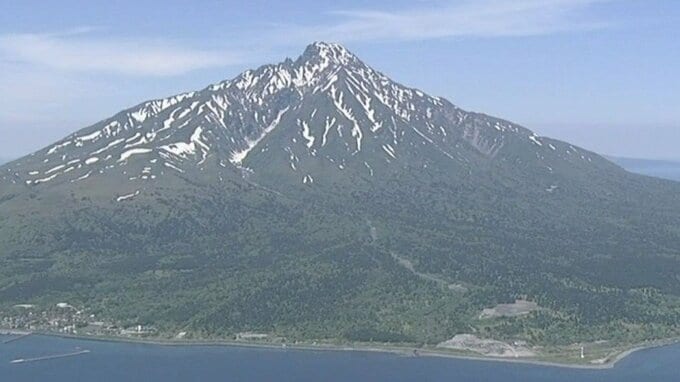 利尻山から下山中に登山初心者の54歳女性が足を負傷、捻挫した左足をかばい右足も負傷「動けない」とSOS…警察が無事救助、仲間の男女2人は登山経験あり 北海道|TBS NEWS DIG
