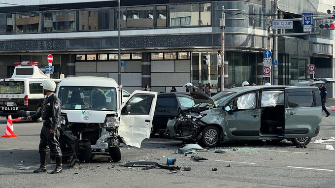 【速報】京都・堀川丸太町交差点で車3台の事故　信号無視の車が歩行者はねたか…警察が捜査|TBS NEWS DIG