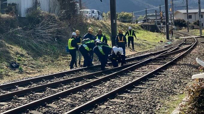 脱線事故現場を国土交通省運輸安全委員会が調査　富士急行線は全線で運転再開　　|　山梨のニュース | ＵＴＹテレビ山梨