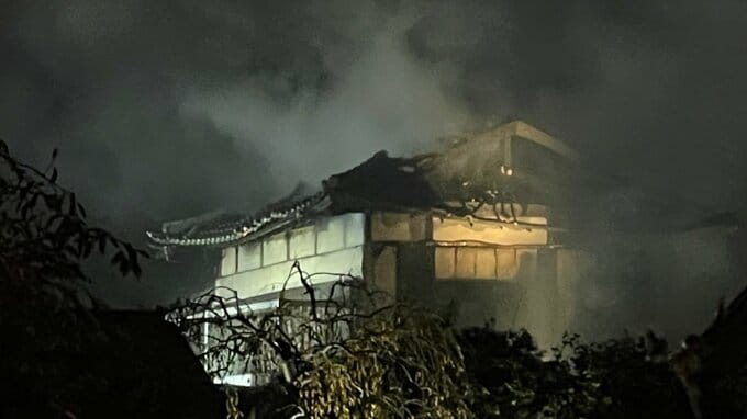 【速報】「建物が燃えている」神奈川・寒川町の住宅敷地内にある倉庫から出火、住宅に燃え移る　現在も延焼中　けが人や逃げ遅れは確認されず|TBS NEWS DIG