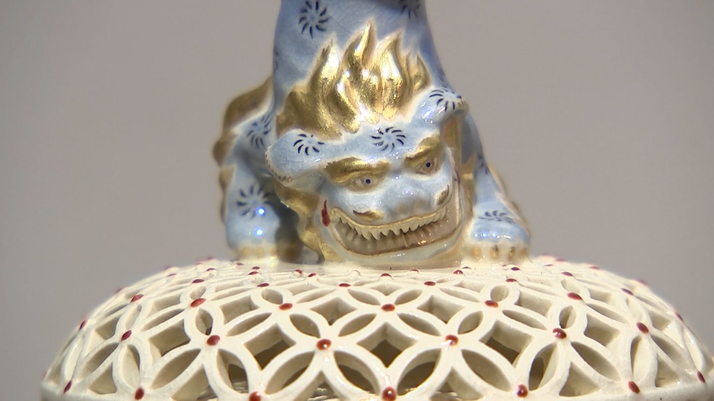 白い生地に繊細な彫刻 薩摩焼「沈壽官窯」創業150周年記念展