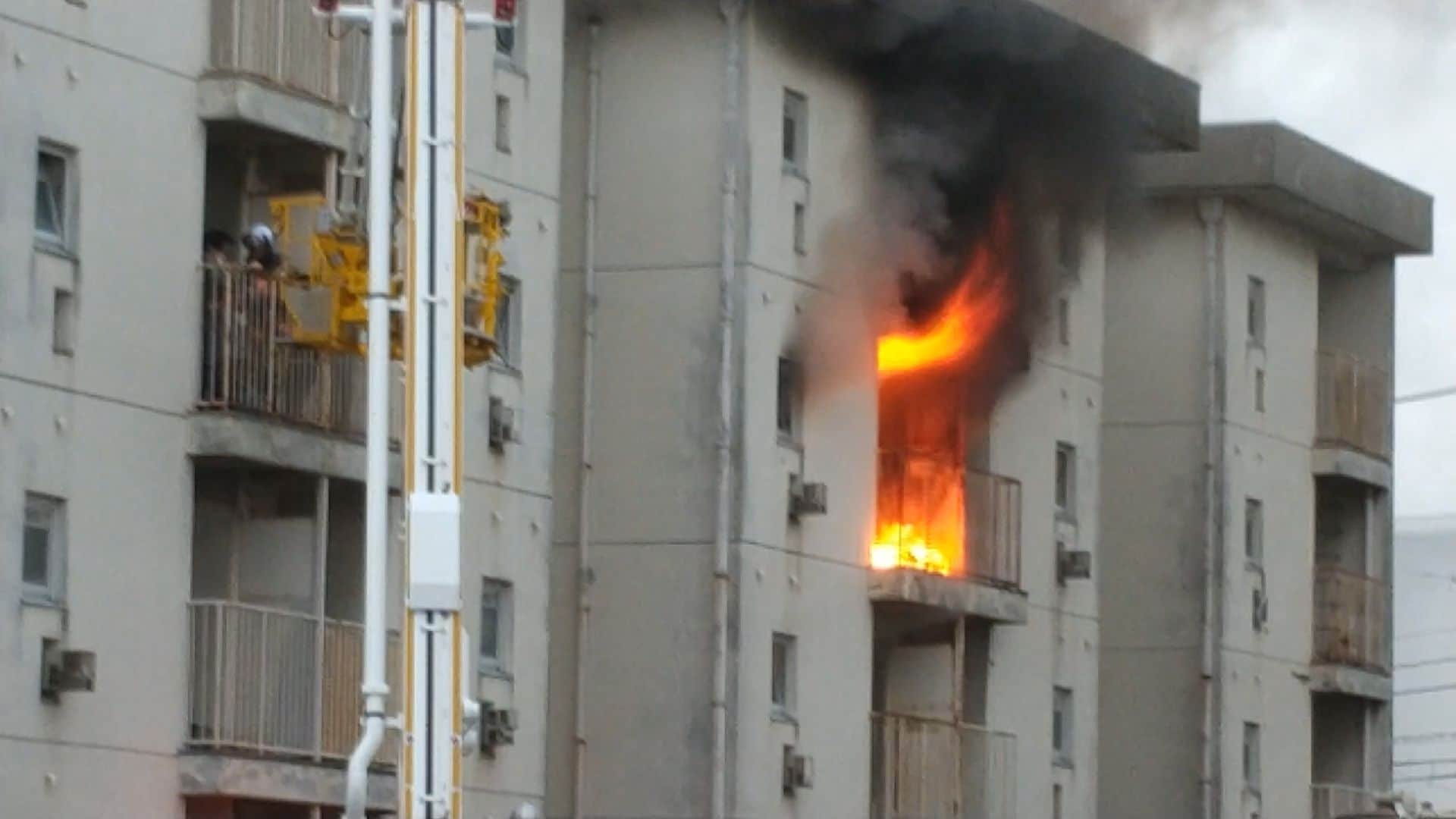 県営住宅3階から噴き出す炎 住民3人が搬送 現在も消火活動つづく