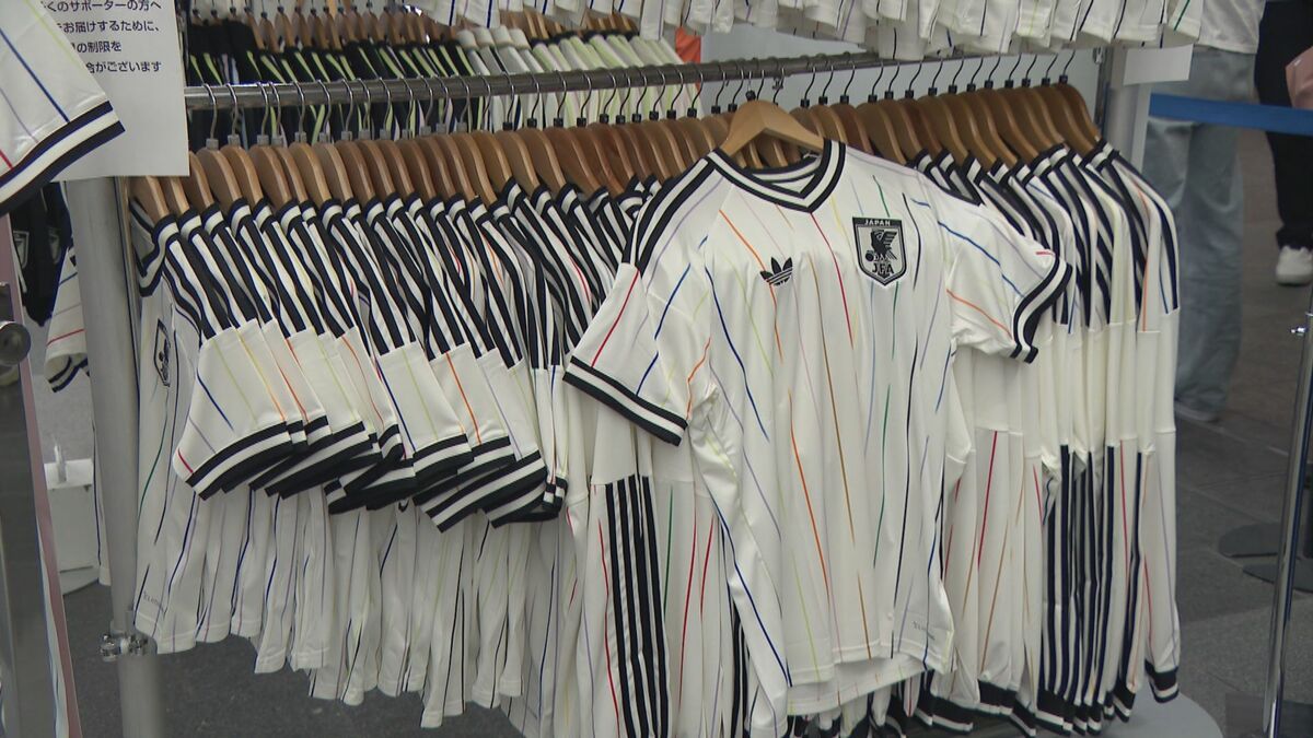 サッカー日本代表　鈴木淳之介　1stユニフォーム　W杯パッチ付き サッカーW杯 白のユニフォームが大人気!? ｢普段使いできそう｣ 鈴木