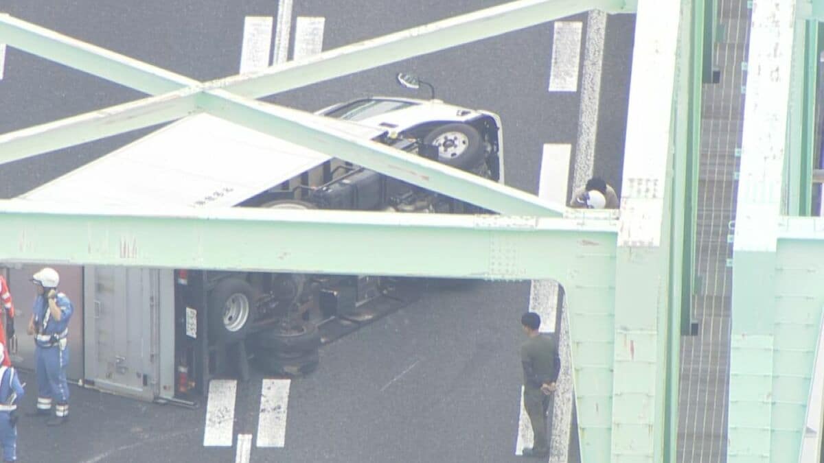 橋の真ん中でトラック横転 東名阪の一部区間で約4時間通行止め 単独事故か 三重･桑名市