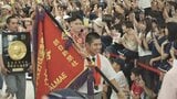 【写真を見る】沖縄尚学が凱旋!深紅の優勝旗を手に那覇空港に到着 大勢の県民が健闘たたえる | 沖縄のニュース|RBC 琉球放送