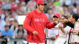 大谷翔平 右ひじ手術後、初登場！3年連続チームMVP 右手はがっちりと固定され左手でグータッチ 日本人選手初HRキングへ明日、最終戦|TBS NEWS DIG
