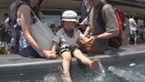 “足湯”ならぬ10℃の“足水”でヒンヤリ　３連休最終日の「海の日」を高原で満喫　北杜市・清泉寮|TBS NEWS DIG