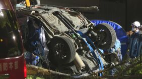 中央分離帯の立ち木に車が衝突　19歳の女子高校生と23歳男性が死亡　車は大破し、後部座席に乗っていた10代後半の女性も重傷　北海道苫小牧市|TBS NEWS DIG