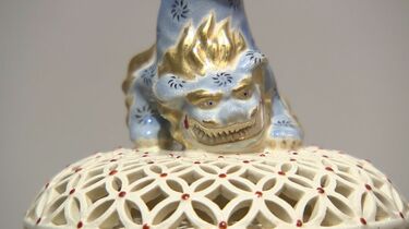 白い生地に繊細な彫刻 薩摩焼「沈壽官窯」創業150周年記念展 透かし