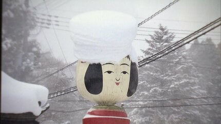 頭部落下の「巨大こけし」修復工事始まる 頭はトラックにのせられ仙台