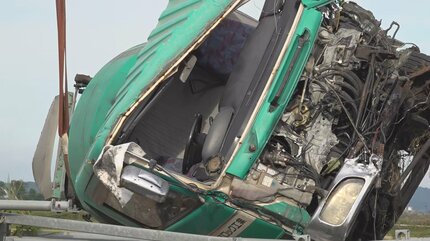 詳報】ミキサー車が防雪柵に衝突して横転 現場周辺約1.8kmが一時