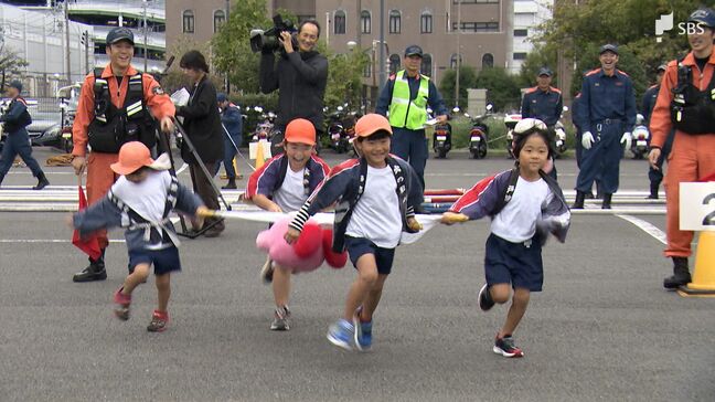 消防車を引っ張ったり、ぬいぐるみを乗せて担架リレーも 消防の活動、園児たちが学ぶ＝静岡市|TBS NEWS DIG