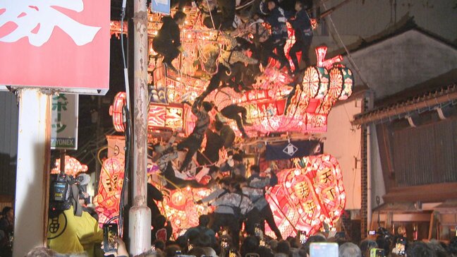 「ことしも良い年になるかな」370年以上の歴史、福野夜高祭　行燈壊し合う”引き合い”…気迫あふれる姿に熱気　富山・南砺市|TBS NEWS DIG