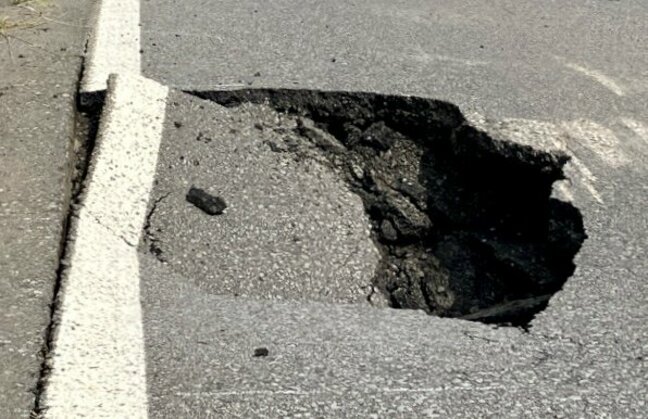 国道7号で道路陥没 直径1メートル・深さ1メートル 大雨が影響か 青森県平川市碇ヶ関|TBS NEWS DIG