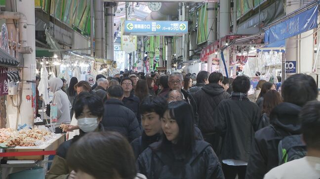きょうから3連休 金沢市の近江町市場では多くの観光客でにぎわう お目当ては今月解禁になったズワイガニ|TBS NEWS DIG