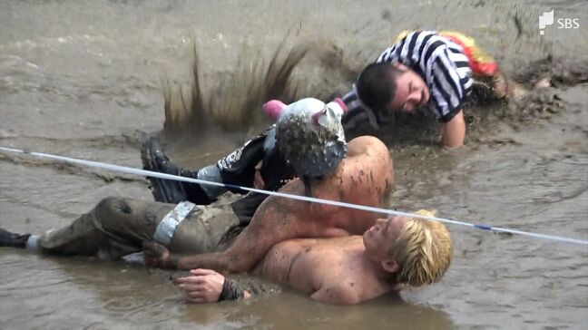 「すごく楽しめた」田植え前の水田で「泥んこプロレス」泥にまみれながら技披露 笑いと歓声響く＝静岡・松崎町|TBS NEWS DIG