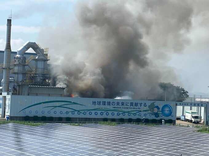 大量の黒煙が…廃棄物など焼ける従業員2人けが　宮城・岩沼市|TBS NEWS DIG
