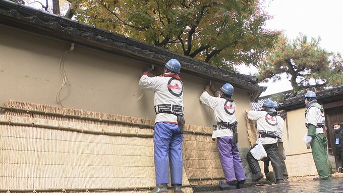 「金沢だなという空間を感じてほしい」冬の風物詩 長町武家屋敷の土塀守る“こも掛け”始まる　|　石川県のニュース｜MRO北陸放送