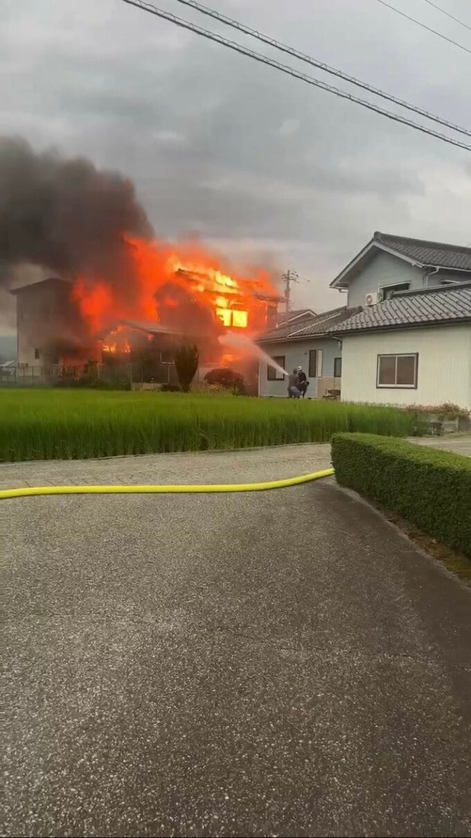 住宅火災で74歳男性と連絡取れず 近所の数軒に延焼 　富山・黒部　|　富山のニュース｜天気・防災｜チューリップテレビ