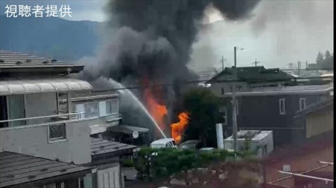 朝の住宅街で火事　住宅が燃える　現在、消防が消火作業中　山梨【午前9時現在】　|　山梨のニュース | ＵＴＹテレビ山梨