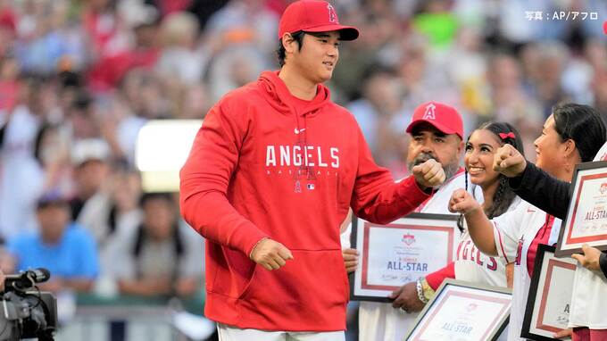 大谷翔平 右ひじ手術後、初登場！3年連続チームMVP 右手はがっちりと固定され左手でグータッチ 日本人選手初HRキングへ明日、最終戦|TBS NEWS DIG