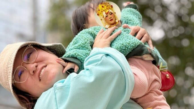 【 バービー 】「1歳2ヶ月 VS 41歳9ヶ月」反り返る愛児を持ち上げ奮闘　フォロワー「勝てません」「分かりみが深すぎます」|TBS NEWS DIG