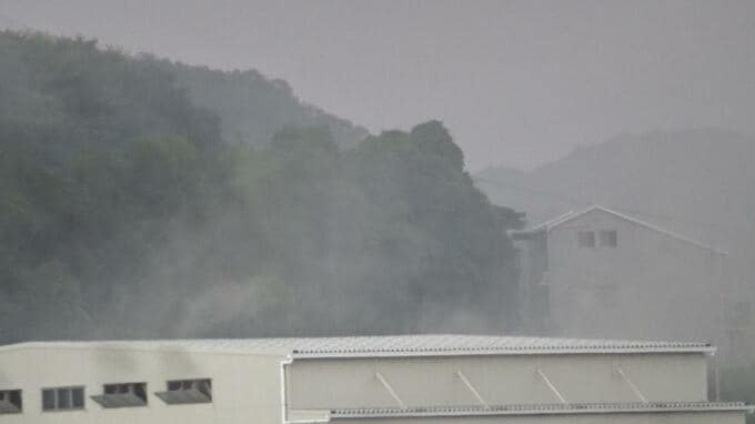 造船所内の工場の一部と付近の山を焼く　けが人の情報なし【長崎県佐世保市】|TBS NEWS DIG