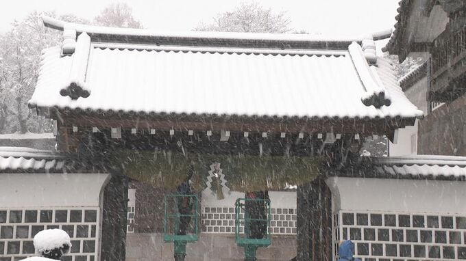 雪景色の金沢で藩政時代の風習を再現して 金沢城公園・橋爪一の門でしめ飾りの取り付け|TBS NEWS DIG