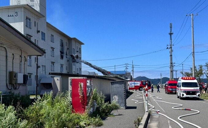【現場画像】鶴岡市の県営アパートで火災　消防車7台出動し消火活動続く（山形）　|　山形のニュース│TUYテレビユー山形