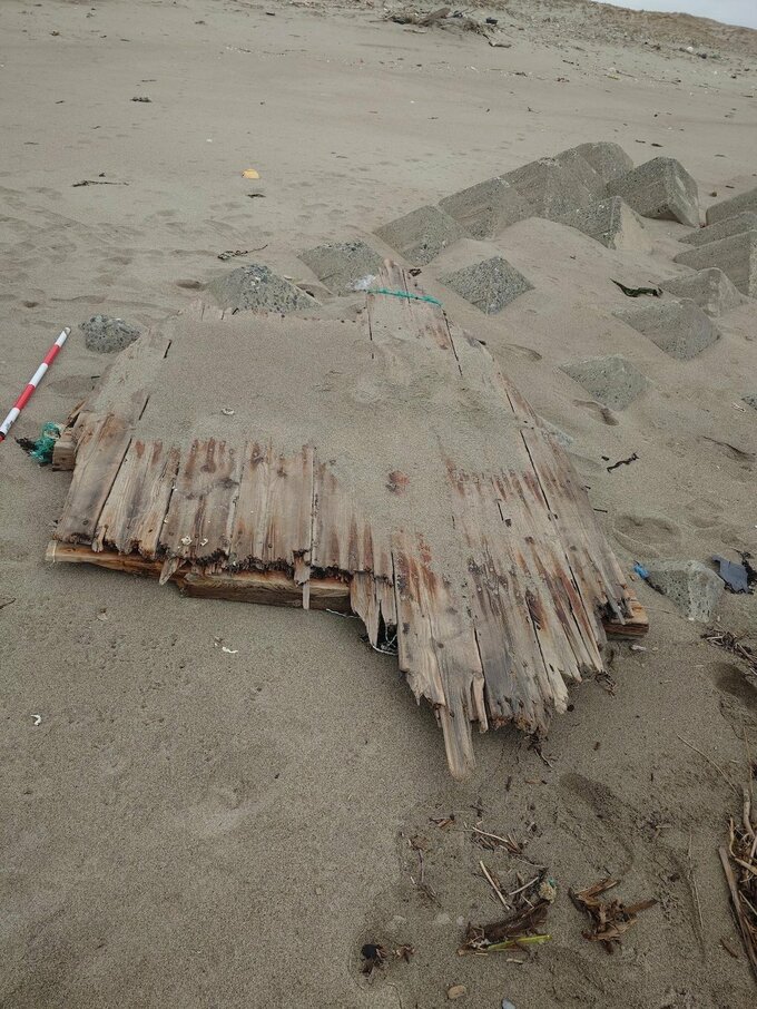 海岸に漂着している木造船の一部とみられる木片発見　周囲に人影や遺留物なし（山形・酒田市）　　|　山形のニュース│TUYテレビユー山形