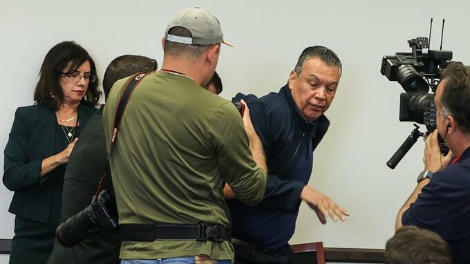 米民主党上院議員に手錠、ＬＡで国土安全保障長官の会見から強制排除