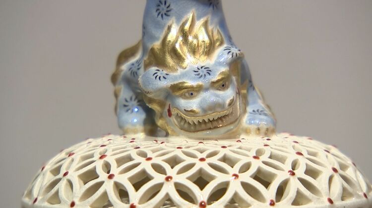 白い生地に繊細な彫刻 薩摩焼「沈壽官窯」創業150周年記念展 透かし