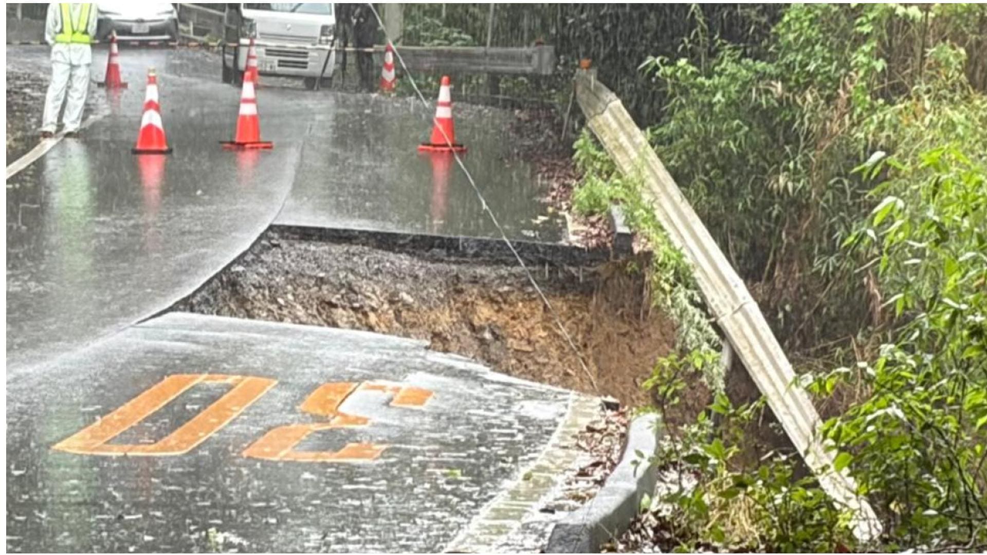 大雨で】道路がごっそり崩落、車線半分ガードレールごと崖下に 総雨量